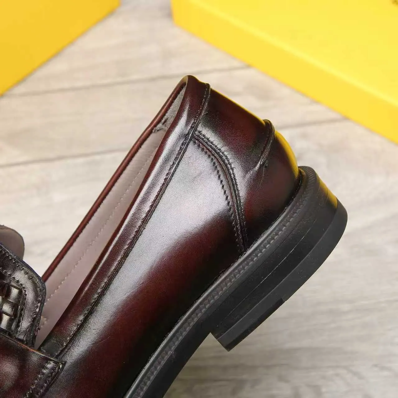 Men's men's shoes 💰 540 💰 Water dyed cowhide 🆘 The latest FENDI ( Fendi ) new casual leather shoes 🕶️🕶️ Simple routing effect, showing an elegant and cool driving shoe 🎬Made of Italian 🇮🇹 imported calfskin + first-layer water-dyed cowhide lining🐂Excellent material🎬Detailed workmanship 🤗Comfortable foot feel➰➰. ​Pair it with any outfit to show your taste and temperament, low-key luxury ♻️Design ​simple and elegant ​noble and fashionable 🍃​Very loved and favored by trendy men 💓❤️Size: 38-44 2⃣️colors available